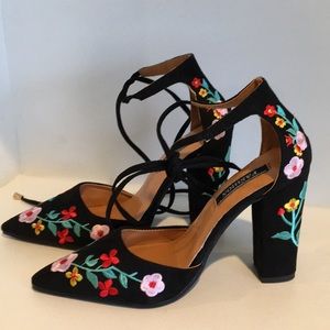 💜 NEW Embroidered flowers on velvet ,shoes